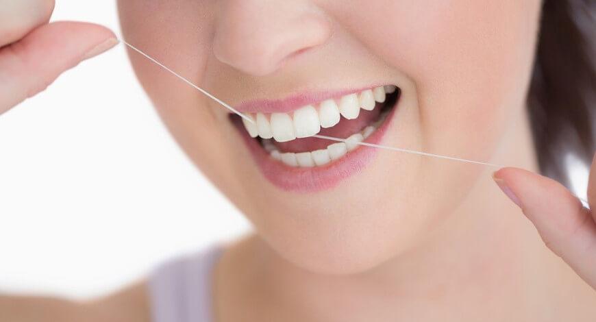 usar-hilo-dental-con-implantes-dentales
