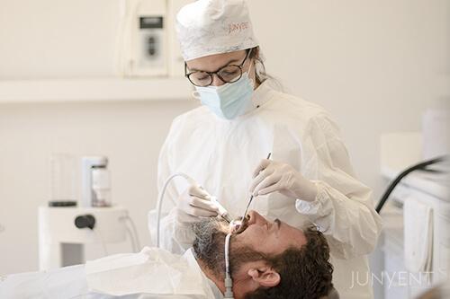 eliminar-manchas-en-los-dientes-clinica-manresa-junyent