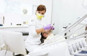 Cuidado y mantenimiento de los implantes dentales