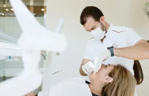 Cura y mantenimiento de los implantes dentales