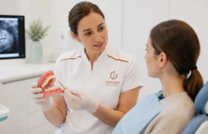 Dents torçades en adults valorades en una consulta dental per revisar l'alineació i la ratlla