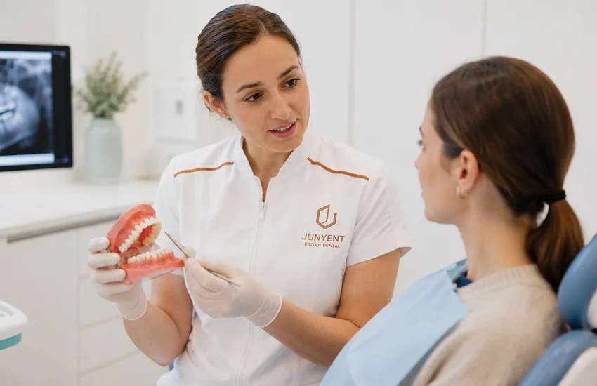 Dents torçades en adults valorades en una consulta dental per revisar l'alineació i la ratlla