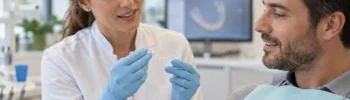 Professional mostrant com funciona el mètode Invisalign mitjançant un alineador transparent i una planificació digital