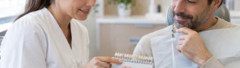 Profesional mostrando diferentes tipos de carillas dentales durante una valoración estética personalizada